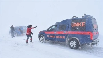 Kar ve tipi zımnında Kars-Iğdır yağız önünde çevrili artan 18 kişiyi UMKE kurtardı