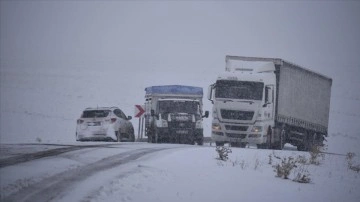 Kars-Göle kişmiri yolunda&#160;kar yağışı, sürücülere ağır anlamış olur yaşattı