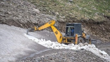 Kars'ta birlikte kısmı kardan gizli yayla yolu ekiplerin çalışmasıyla ulaşıma açıldı