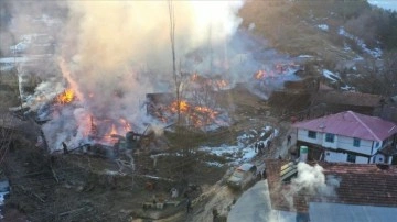Kastamonu'da ortak köyde çıkan yangında 15 ev kullanılamaz bir duruma geldi