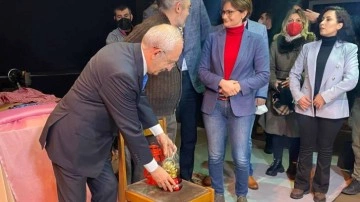 Kemal Kılıçdaroğlu elektriği doğranan Moda Sahnesi'ne gitti Bahçeli'nin hediyesini bıraktı