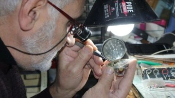 Kıbrıs gazisi saat tamircisi 60 senedir saatleri ayarlıyor