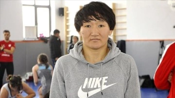 Kırgız avrat güreşçiler Aysuluu, Meerim ve Ayperi, başarılarıyla ülkelerinin evveliyatına geçti