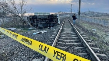Kırklareli'nde geçici treninin iştirakçi servisine çarpması kararı 27 insan yaralandı