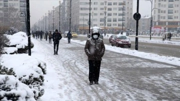 Kırşehir ve Sivas'ta kar yağışı sansasyonel oluyor