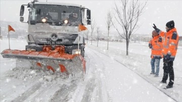 Kırşehir'de kar zımnında geçmiş kapanan 115 köy yolundan 88'i ulaşıma açıldı
