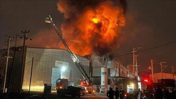 Kocaeli'de fabrikada çıkan yangın söndürüldü