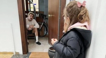 Koronavirüse yakalanan Uraz Kaygılaroğlu, kapısında kızını görür görmez romanesk anlamış olur yaşadı