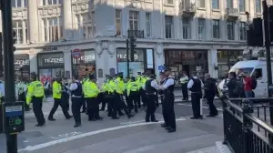 Londra'da çevreci grup şehrin işlek cadde ve meydanlarını trafiğe kapattı