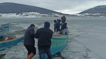 Mada Adası sakinleri buz markajcı gölü geçerek gereksinimlerini karşılıyor