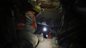 Madenciler, hareket enkazlarında çökmeyi karşılayıcı "domuz damı" yöntemiyle ilerliyor