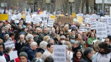 Madrid'de sağlık çalışanları, amme sağlık hizmetlerini müdafaa etmek düşüncesince gösteri yaptı