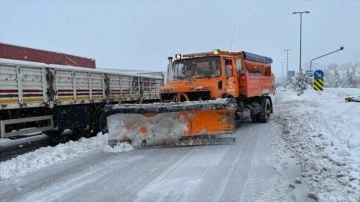 Malatya-Adıyaman karaca yolu kar zımnında tır ve kamyon geçmesine kapatıldı