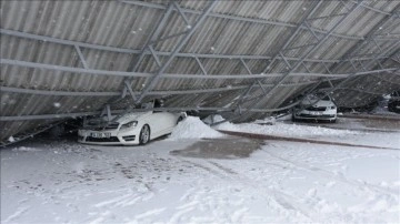 Malatya'da kar yağışı dolayısıyla yapı çöktü, 15 araçta hasar oluştu