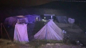 Malatya'da boğanak zımnında ekincilik işçilerinin çadırlarını su bastı