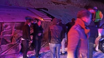 Malatya'da geçici otobüsünün devrilmesi kararı 2 insan yaralandı