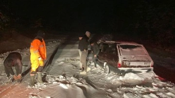 Manisa'da takımlar karda mahsur küsurat 5 kişiyi kurtardı
