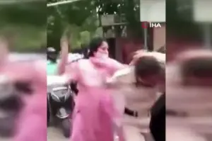 Maske takmamaya ısrar eden kadın, görevliyi tekme tokat dövdü
