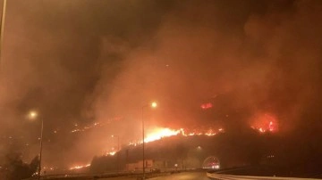 Mersin’deki orman yangını yayılmaya bitmeme ediyor! Alevler D-400 karayoluna ulaştı, yol kapatıldı!
