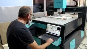 Meslek lisesi öğrencileri okullarında CNC makinesi üretti