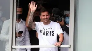Messi, halkı sokağa döktü! 'Burası Paris' tişörtüyle kendisini bekleyenleri selamladı