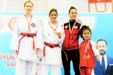 Milli Karate Antrenörü Arzu Koç karate şampiyonasını birincilikle bitirdi