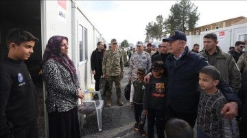 Milli Savunma Bakanı Akar konteyner şehirde depremzedelerle birlikte araya geldi
