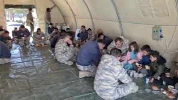 MSB'den "Mehmetçik ile depremzede çocuklar bire bir sofrada" paylaşımı