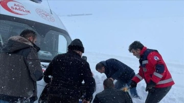 Nevşehir'de esmer saplanan ambulansı karla savaş ekipleri kurtardı