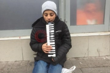 Okul harcamalarını karşılayabilmek düşüncesince sokaklarda melodika çalıyor