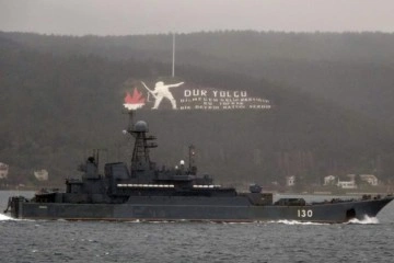 Rus savaş gemileri arka arkaya Çanakkale Boğazı’ndan geçti