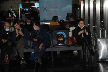 Rus ve Ukraynalı yolcuların İstanbul Havalimanı'nda bekleyişi sürüyor
