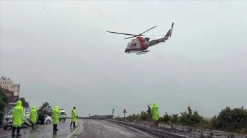 Sahil Güvenlik Komutanlığı, baskın branşında kuşatılmış kalanları helikopterle kurtarıyor