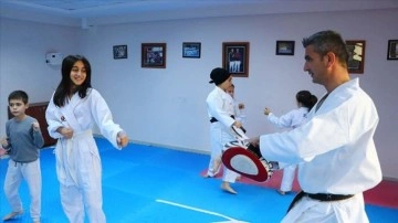 Şampiyon ekol müdürü öğrencilerine karateyi öğretiyor