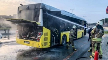Sarıyer'de İETT otobüsünün motosiklet kısmında çıkan yangın söndürüldü