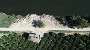 Seyhan Nehri kıyısında kazı ve atılmış kirliliği