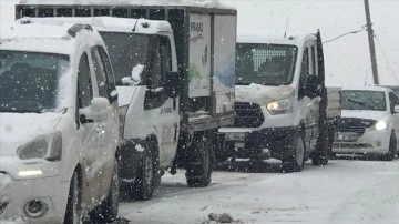 Şırnak'ta kar zımnında yolda mahsur kalan 43 isim kurtarıldı