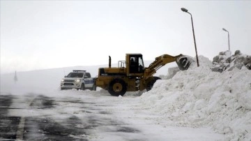 Sivas-Malatya yağız yolu kar zımnında tır ve çekici trafiğine kapatıldı