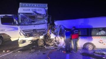 Sivas'ta kamyon ile minibüsün çarpışması kararı 7 isim öldü, 10 isim yaralandı