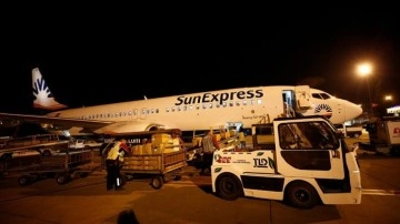 SunExpress'in "hava köprüsü"yle önce yardım uçağı Antalya'da