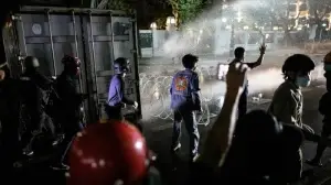 Tayland’da hükümetin Kovid-19 yönetimini protesto eden muhalifler ikinci kez polisle çatıştı