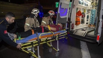 TEM Otoyolu'nda tempo şeklinde şakalaşan motosikletlilerden birisi kaza yaptı, 2 ad yaralandı
