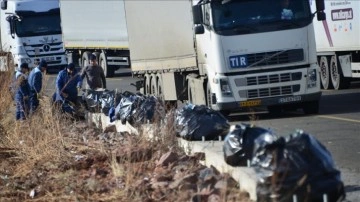 Tır yoğunluğu yaşanmış olan Çıldır-Aktaş Gümrük Kapısı amacında 7 kamyon çöp toplandı