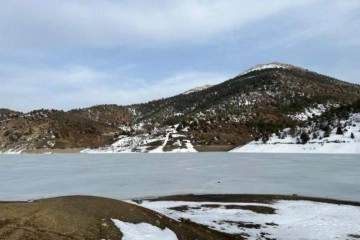 Tufanbeyli’de gölet buz tuttu!