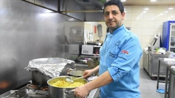 Türk aşçı, Nijerya'da icra ettiği anadan görme yemeklerle iri zevk topluyor