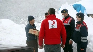 Türk Kızılay ekipleri karlı yöntemleri aşıp iane ulaştırıyor
