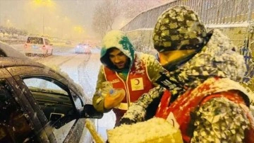 Türk Kızılay, İstanbul'da kar yağışı dolayısıyla çevrili kalanlara iane ulaştırdı