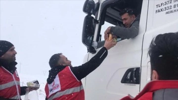 Türk Kızılay Kırşehir Şubesi yollarda muntazır sürücülere kumanya dağıttı
