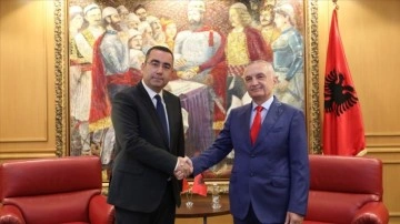 Türkiye'nin Tiran Büyükelçisi inanma mektubunu Arnavutluk Cumhurbaşkanı Meta'ya sundu