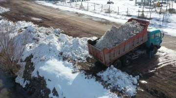 Tuz Gölü'nü besleyici kanallara kamyonlarla kar dökülüyor